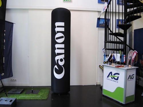 permanentne nafuknúknutý reklamný stĺp v predajni Canon