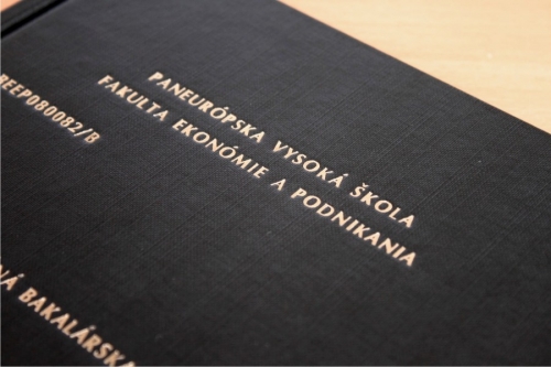 diplomovka čierne dosky so zlatým písmom