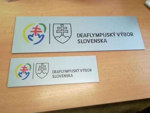 dve hliníkové reklamné tabule pre deaflympijský výbor slovenska